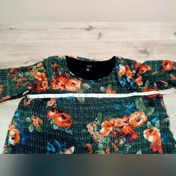 Alyx women's size 1x poncho style black/red flower shear arm top - Picture 6 of 10